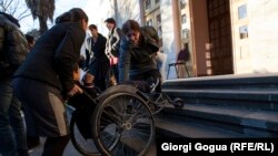 Специализированные сервисы для лиц с ограниченными возможностями в Грузии недоступны