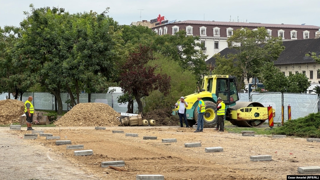 Muncitorii pregătesc primele lucrări de construcții la Planșeul Unirii din Piața Unirii, 11 iunie 2025.