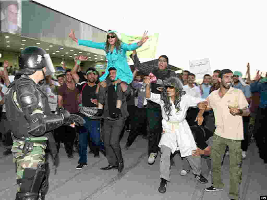 Iran -- Exercise of Iranian riot-police with demonstrators called “Eghtedar”, Sep2010 - Iran -- Exercise of Iranian riot-police with demonstrators called “Eghtedar”, Sep2010