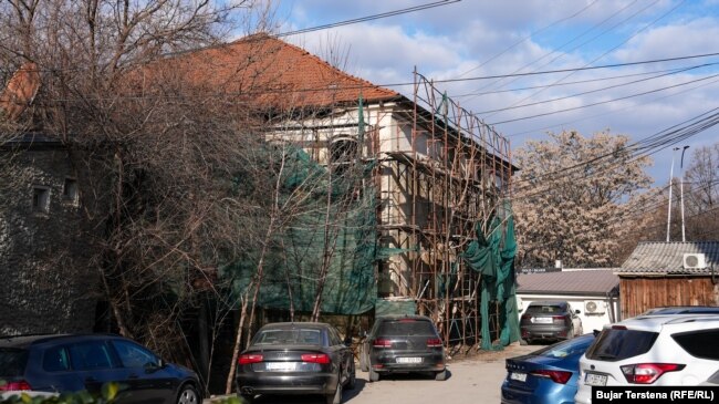 Në mesin e rreth 61 shtëpive, disa mureve si dhe një lokali, që rrezikojnë të shemben është edhe objekti i Shkollës së Parë Shqipe në Prishtinë.