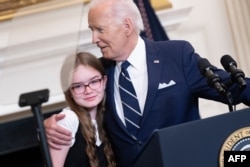 Presidenti amerikan, Joe Biden, dhe Miriam Butorin, vajza e gazetares së REL-it, Alsu Kurmasheva.