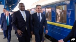 Secretarul de stat al SUA Antony Blinken (dreapta) și ministrul britanic de externe David Lammy (stânga) au ajuns în gara din Kiev, Ucraina, miercuri, 11 septembrie 2024.