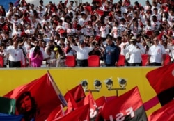 Даниэль Ортега и Росарио Мурильо приветствуют своих сторонников на митинге по случаю 40-й годовщины Сандинистской революции. Манагуа, 19 июля 2019 года