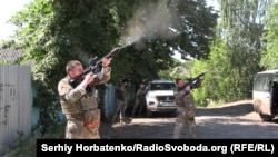 Поліцейські стріляють по російському дрону, селище Малотаранівка, 2 червня 2026 року