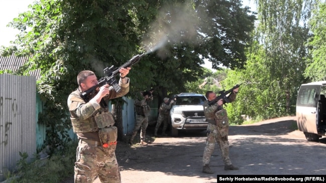 Поліцейські стріляють по російському дрону, селище Малотаранівка, 2 червня 2026 року