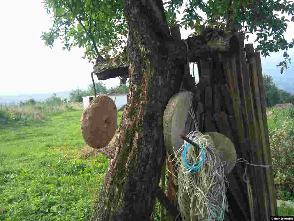 Диттах дIа оьхкина кохьара тIулгаш. (Кохьара шира ахьар доккху куьйга хьер. Алиев Идрисан сурт.