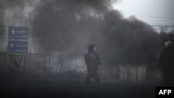 یک فرد مسلح کُرد در ورودی شهر طبقه، در استان رقه در شمال سوریه. شنبه ۲۷ دی