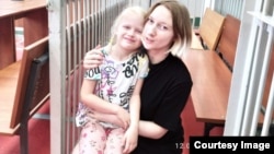 Полина Евтушенко с дочерью Алисой в суде, август 2024 года