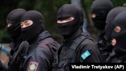 Нұр-Сұлтанда митингіні басуға келген арнайы жасақ сарбаздары. Көрнекі сурет.