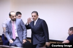 ბექა ნემსიწვერაძე (ადვოკატი) და რომეო მიქაუტაძე (მარჯვნივ)