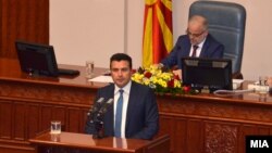 Лідер соціал-демократів Зоран Заєв виступає у парламенті Македонії в Скоп'є, 30 травня 2017 року