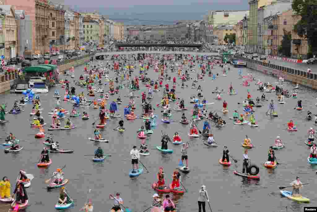 Pjesëmarrësit e një festivali me kajak në Shën Petersburg të Rusisë më 2 gusht 2025. 