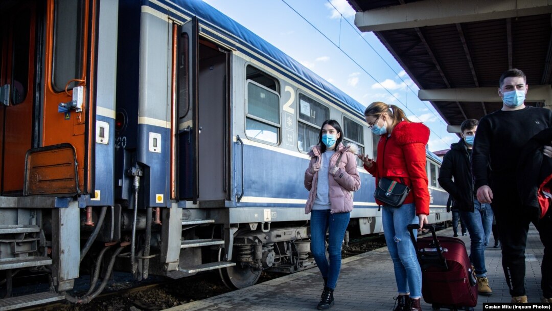 Elevii ar beneficia de transport feroviar gratuit la toate categoriile de trenuri, clasa a II-a, pe tot parcursul anului calendaristic.