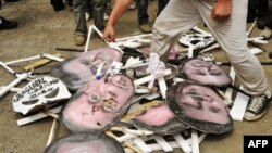 Антиглобалисты демонстрировали свое отношение к мировым лидерам по соседству с Тояко, в городке Собецу