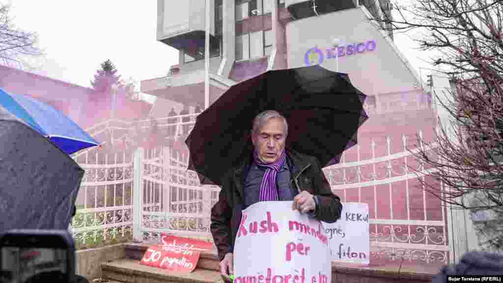 Nga Policia e Kosovës i thanë Radios Evropa e Lirë se një qytetar u shoqërua në stacion policor, gjatë protestës.“Shoqërimi është bërë pasi i njëjti dyshohet se ka hedhur një mjet tymues. Të gjitha veprimet do të ndërmerren në koordinim me Prokurorin e Shtetit”, tha Enis Pllana, zëdhënës i Policisë për kryeqytetin.