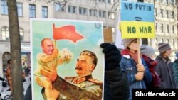 İsveçdə Rusiyanın Ukraynada müharibəsinə qarşı aksiyanın plakatlarından