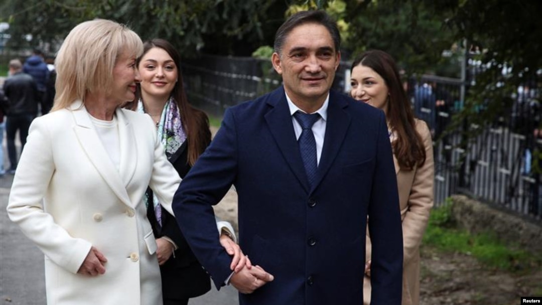 Alexandr Stoianoglo, alături de familia sa, merge la o secție de votare din Republica Moldova. 