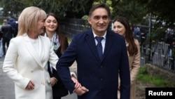 Alexandr Stoianoglo, alături de familia sa, merge la o secție de votare din Republica Moldova. 