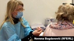 Srbija je krajem marta omogućila stranim državljanima, mahom iz država Zapadnog Balkana, vakcinaciju u svojoj zemlji. Tada je za tri dana vakcinisano više od 22.000 stranih državljana
