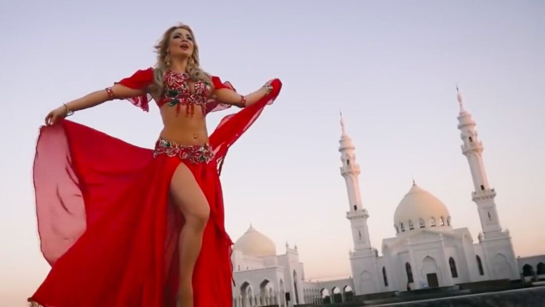 Kama Sutra porno sirlari Paypoq va mini yubkada yosh ayollar bilan porno