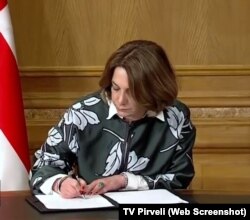 Саломе Самадашвили подписывает соглашение Мишеля