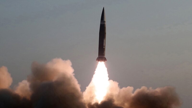 Северна Кореја истрела „неидентификуван проектил“ во морето