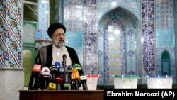 Эбрахим Раиси, кандидат в президенты Ирана, выступает перед прессой после голосования на избирательном участке в Тегеране, 18 июня 2021 года.