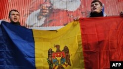 Protestatari moldoveni în fața ambasadei Rusiei la Bucureşti, 9.01.2012