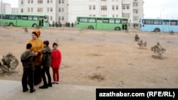 Resmi mediada uly köçeleriň ýapylýandygy we jemgyýetçilik transportlarynyň ugruny üýtgetmegi bilen bagly ilat köpçüligine hiç hili maglumat berilmeýär.