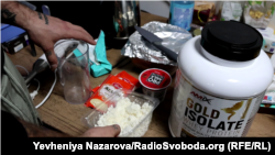 Компоненти фірмового десерту, який готує для колег Петро