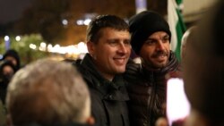 Лидерът на "Величие" Ивелин Михайлов (вляво) става депутат. На снимката: Михайлов със симпатизант по време на протест на 11 ноември 2024 г. в София