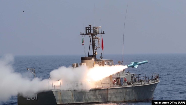 Ормуз бұғазында Иран әуе-теңіз күштерінің әскери кемесінен зымыран ұшыру сәті. 11 қыркүйек 2020 жыл
