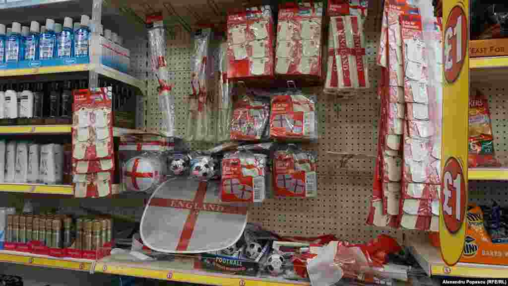 &nbsp;Lumea cumpără parasolare, căni, jucării pentru copii colorate în alb-roșu.