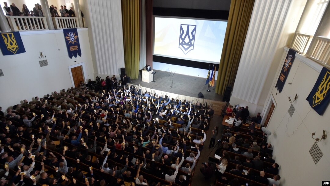 Делегати голосують під час першого з'їзду нової політичної партії «Національний корпус»