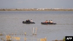 Scafandri militari caută posibile victime în laguna L'Albufera, lângă Valencia. 7 noiembrie 2024.