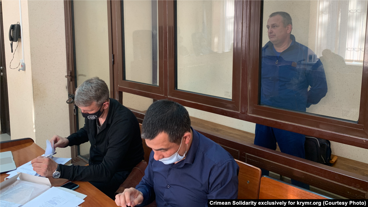 Владислав Єсипенко з адвокатами Олексієм Ладіним та Емілем Курбедіновим у підконтрольному Росії Сімферопольському районному суді, архів