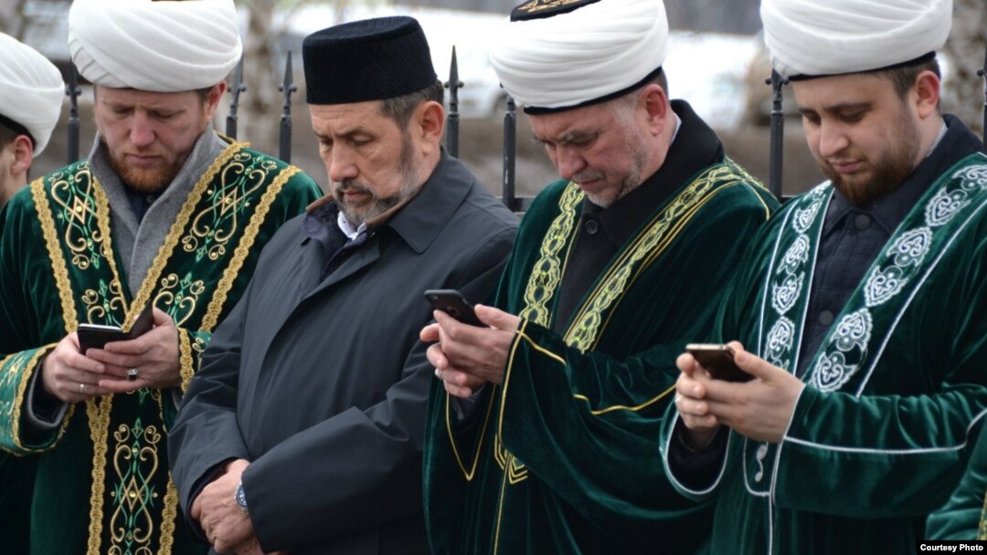 Балтачта яңа мәчет ачылышы вакытында дин әһелләренең "фаббинг" дип аталган "телефонда казынып утыру" күренеше
