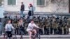 Policajci stoje pripravni uoči mitinga podrške pritvorenom lideru opozicije Alekseju Navaljnom, u Khabarovsku u Rusiji. (AP / Igor Volkov)