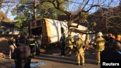ABŞ-nyň Tennessee ştatynda agdarylyp, çaknyşan mekdep awtobusy. 21-nji noýabr, 2016 ý.