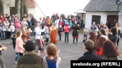 Моладзь навучаюць сярэдневечным танцам
