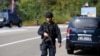 Kosovski policajc na ulazu u selo Banjska 24. septembra 2023. pošto je jedan policajac ubijen u napadu naoružane grupe Srba.