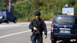 Një zyrtar i Policisë së Kosovës në Banjskë të Zveçanit, në shtator të vitit 2023, pas një përleshjeje të Policisë me një grup të armatosur serb.