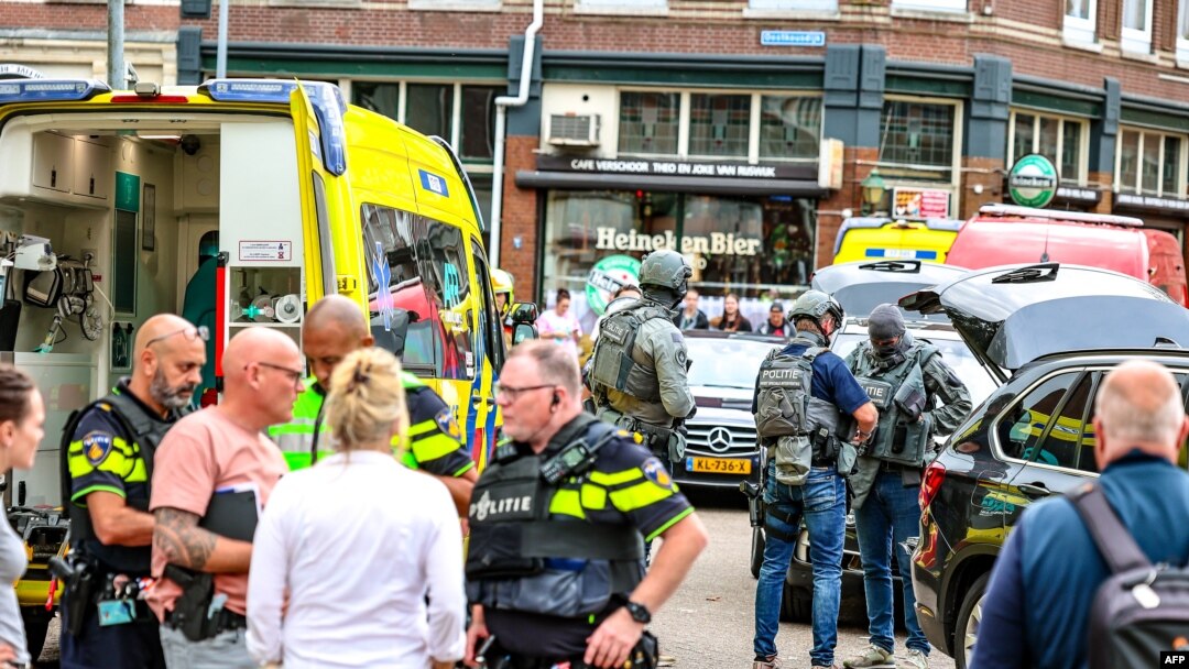 Poliția, pompierii și ambulanța au intervenit în urma primului atac al bărbatului. Heiman Dullaertplein, Rotterdam, 28 septembrie.