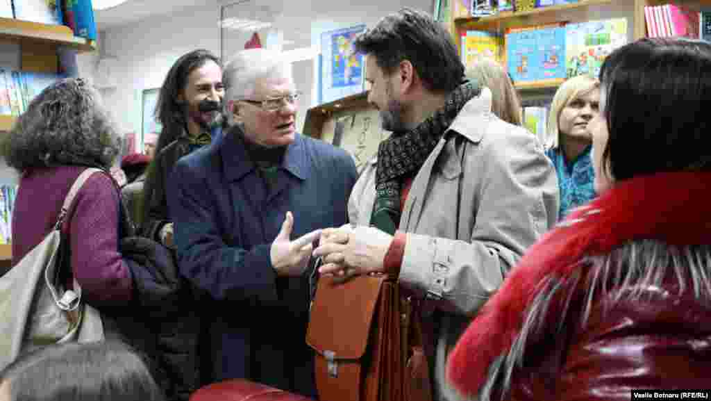 Printre oaspeţii serii, scriitorul Andrei Ţurcanu (st&acirc;nga)