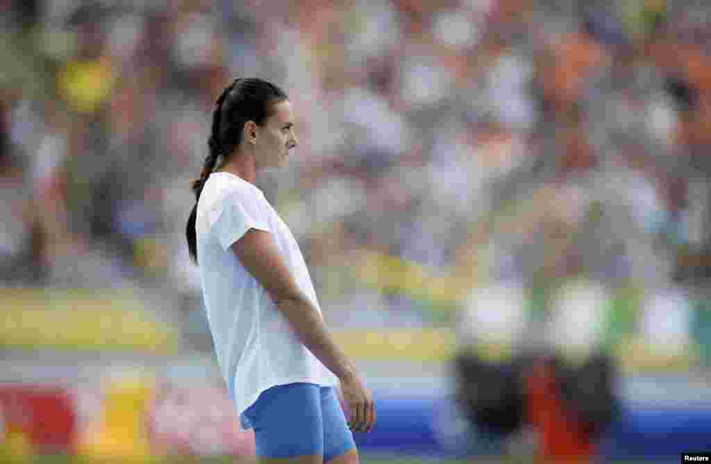 Sportiva rusă Elena Isinbayeva, pregătindu-se de ultima probă, care îi va aduce medalia de aur în Campionatul mondial de atletism de la Moscova