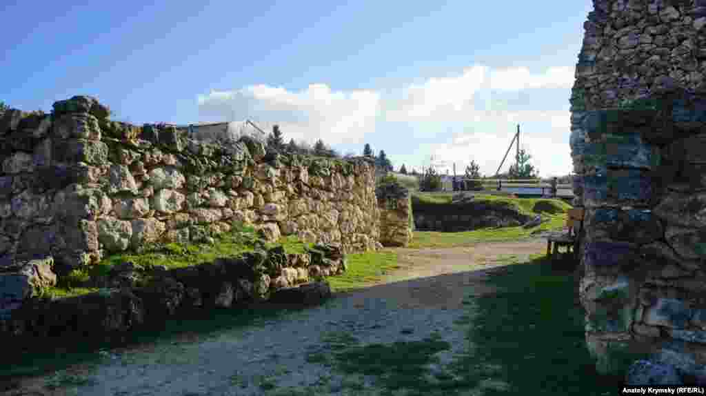 Центральні ворота скіфської фортеці. Ліворуч &ndash; руїни східної вежі