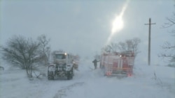 Спасатели буксируют автомобили, которые застряли в снегу в Ленинском районе, 17 января 2021 года