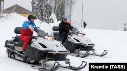 Президент Росії Володимир Путін та його білоруський колега Олександр Лукашенко катаються на снігоходах після переговорів у Сочі, 22 лютого 2021 року