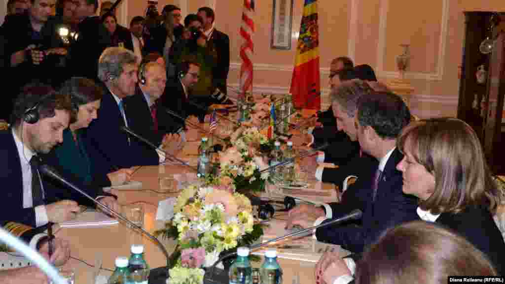 Moldova - U.S. Secretary of State, John Kerry, at the residence of the government in Chisinau