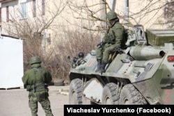 Російські солдати блокують українську військову частину А-0669 у Керчі, Крим, 13 березня 2014 року